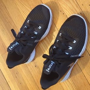 LeBron Witness V size : 7Y